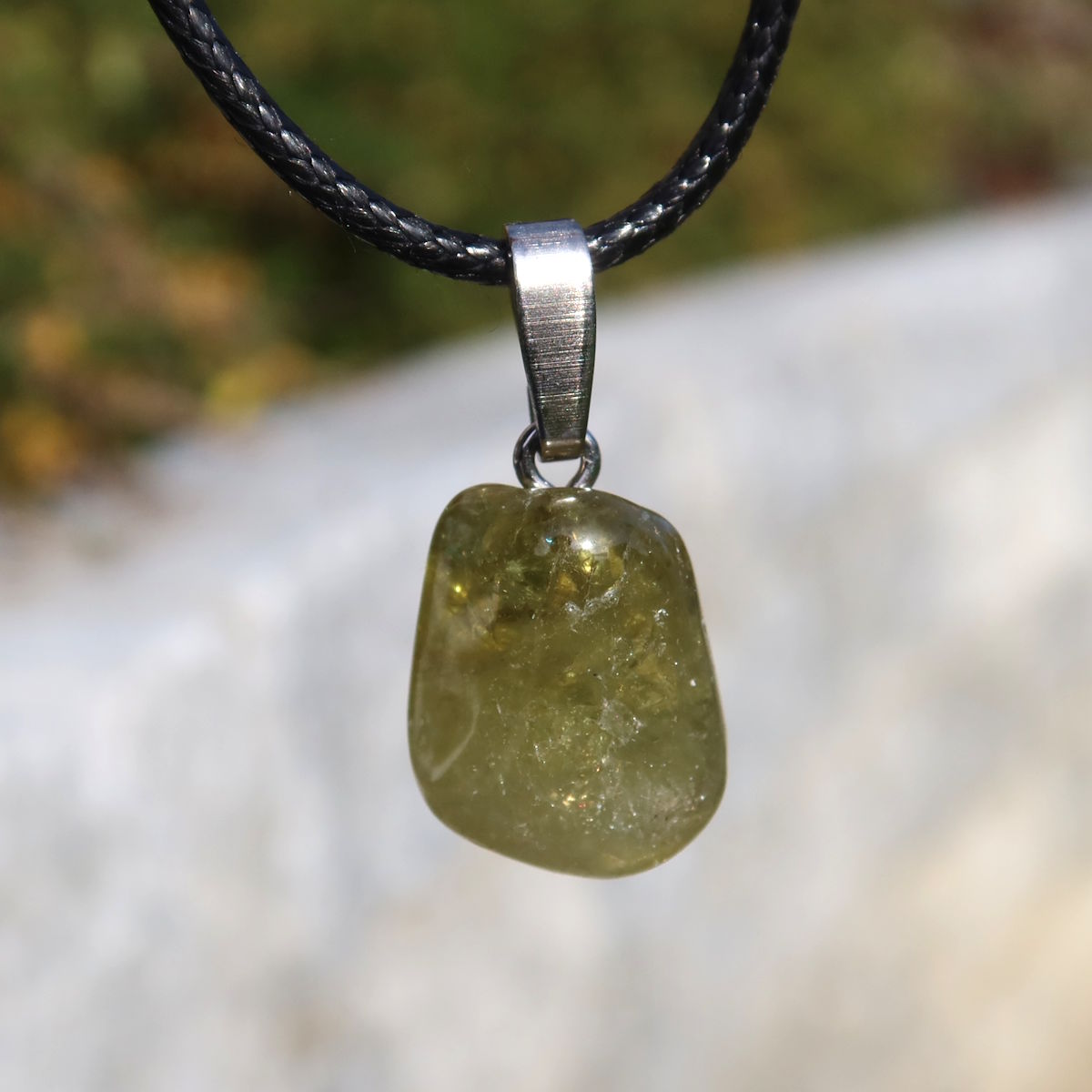 Grossular grüner Granat Anhänger - Regeneration und Erholung - Nr. 15, seltener Granat mit lebendigen Lichtreflexen