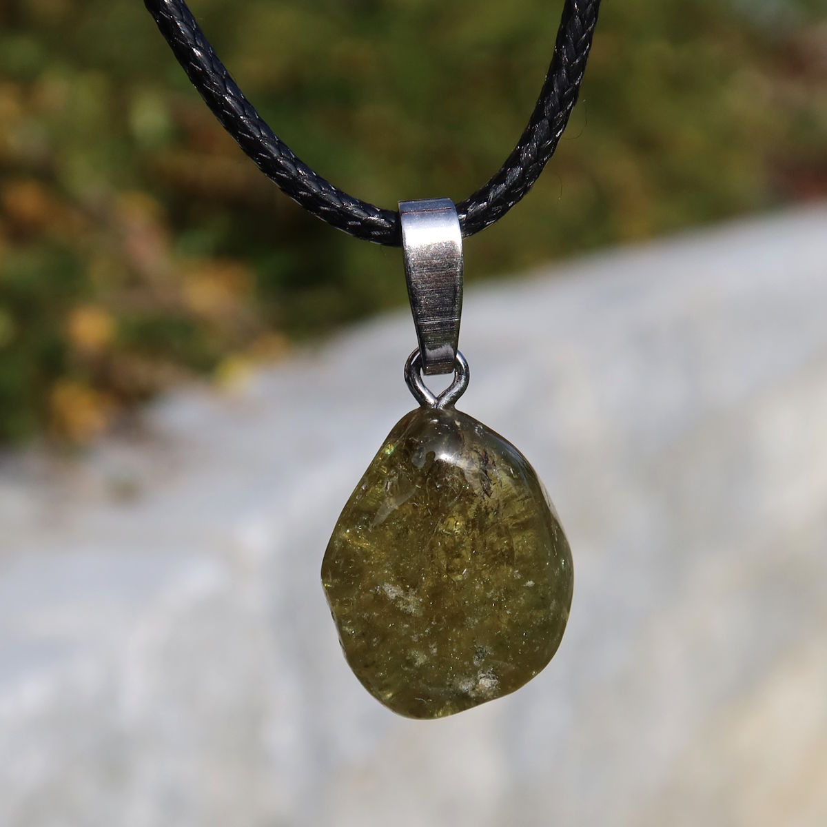 Grossular grüner Granat Anhänger - Regeneration und Erholung - Nr. 4 in natürlichem Licht, einzigartiger Edelstein mit lebendigen Farben.