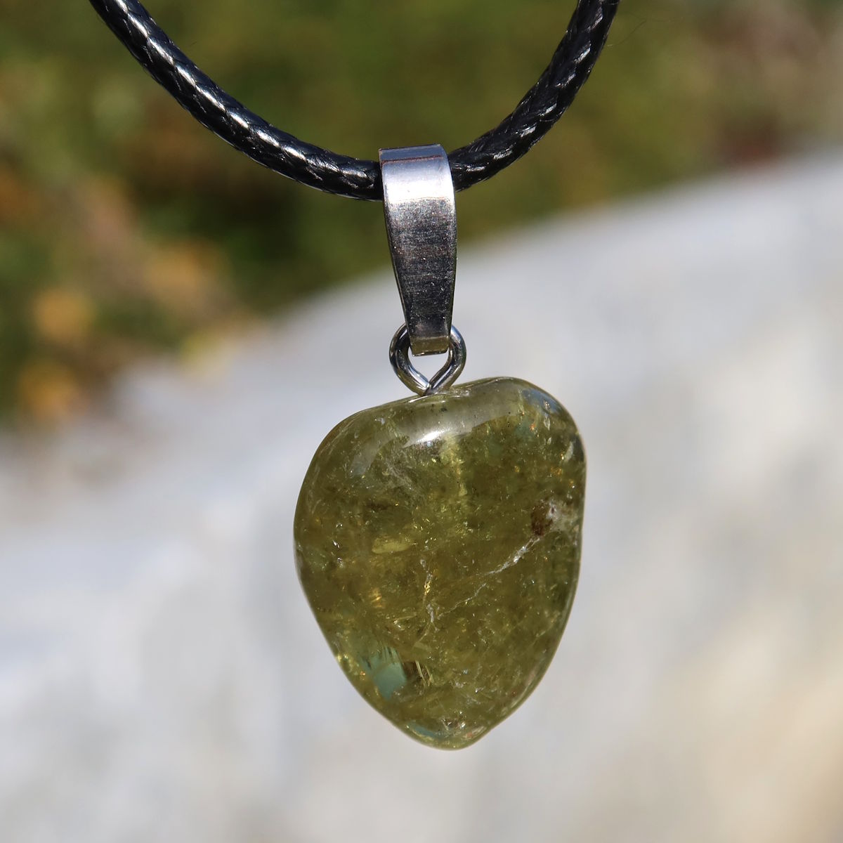 Grossular grüner Granat Anhänger - Regeneration und Erholung - Nr. 5 mit natürlichem Einschluss auf schwarzem Lederband