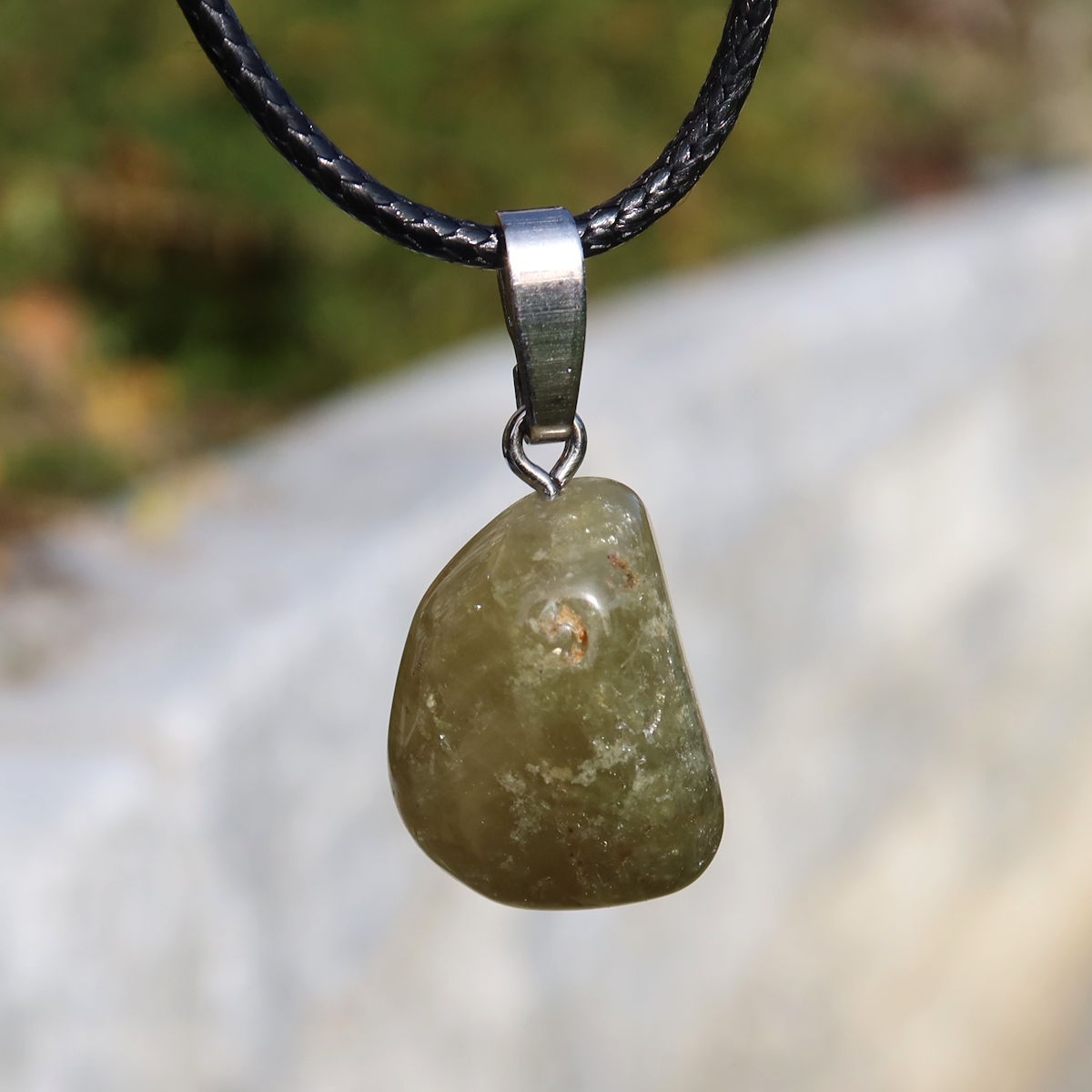 Grossular grüner Granat Anhänger - Regeneration und Erholung - Nr. 8, seltener grüner Edelstein mit natürlichen Einschlüsse und Farbverläufen