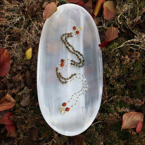 Mala Kette handgemacht aus Rhyolith, Bergkristall, Labradorit und Rudraksha Perlen für Neubeginn und Klarheit.