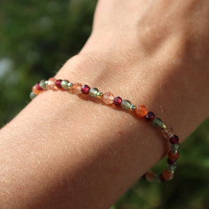 Handgefertigtes Edelsteinarmband mit Granat, Sonnenstein & Apatit grün