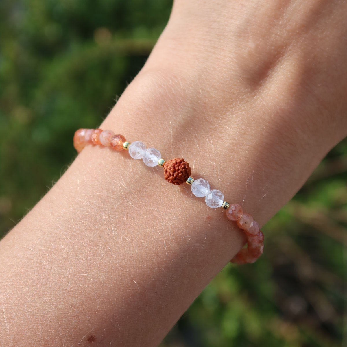 Handgefertigtes Edelsteinarmband mit Sonnenstein, Bergkristall & Rudraksha