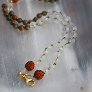 Mala Kette handgemacht mit Rhyolith, Bergkristall, Labradorit und Rudraksha Perlen, Unikat mit goldfarbener Schließe Nr. 26