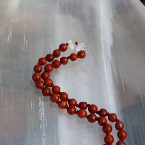 Handgemachte Mala Kette aus rotem Granat und Jaspis für Erdung und Stabilität, harmonisch kombiniert mit klarem Herkimer Quarz.