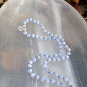 Handgemachte Mala Kette Nr. 23 mit sanften Farben und außergewöhnlichen Edelsteinen auf einem ruhigen Hintergrund