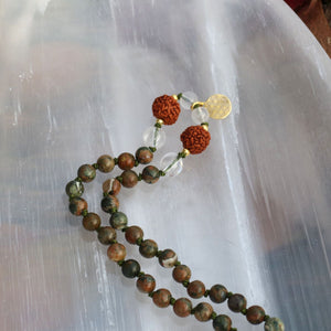 Mala Kette handgemacht mit Rhyolith, Bergkristall, Labradorit und Rudraksha Perlen für Neubeginn und Klarheit - Nr. 26