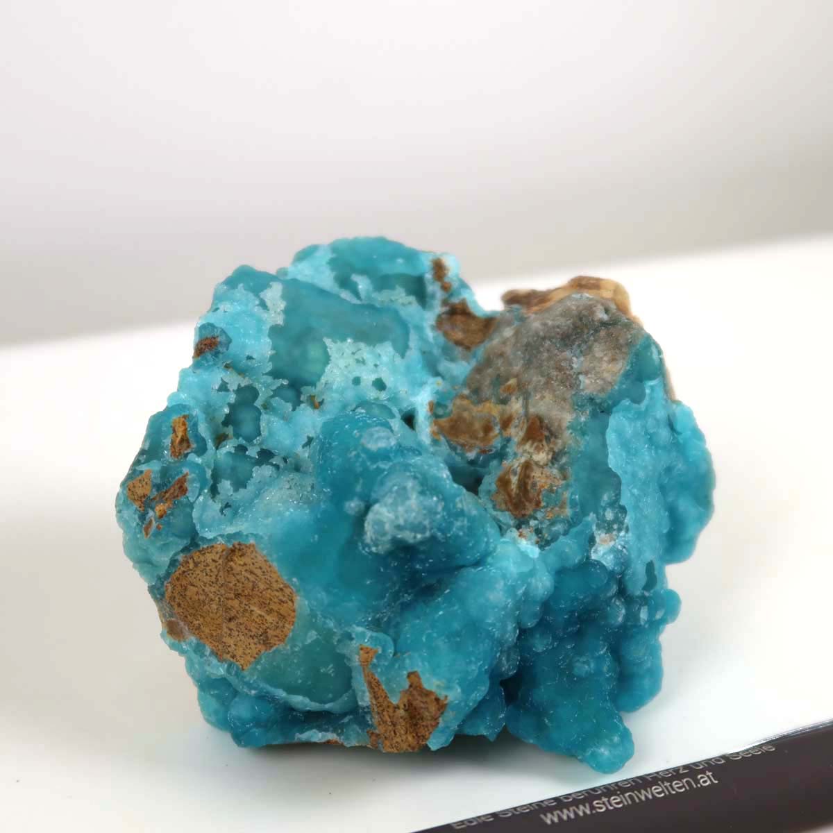 Hemimorphit Rohstein mit natürlichen türkisblauen Farben, Größe 7x7x5 cm, auf einem weißen Hintergrund, Sammlermineral Unikat.