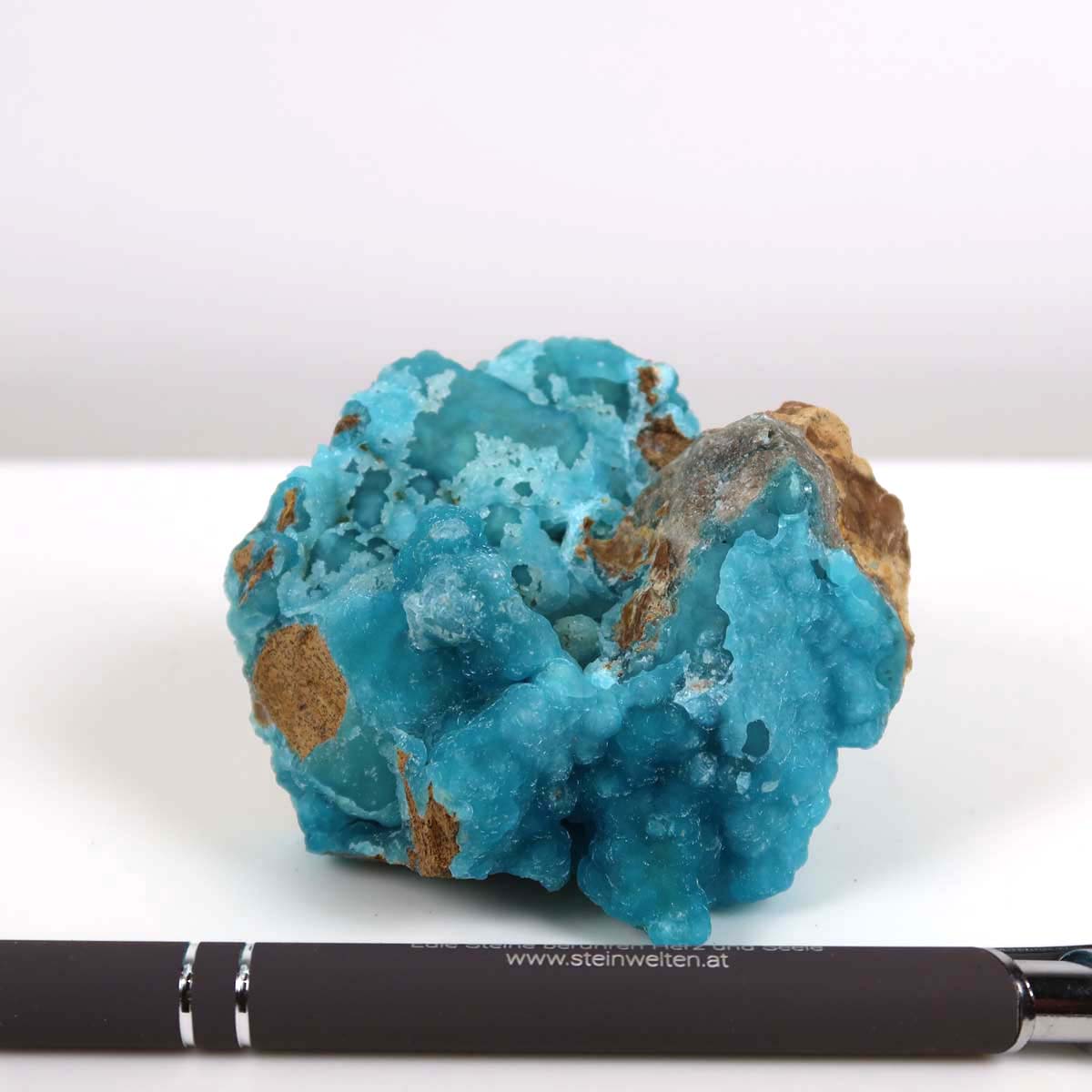 Hemimorphit Rohstein mit natürlichen türkisblauen Farben, Größe 7x7x5 cm, auf einem weißen Hintergrund, Sammlermineral Unikat.