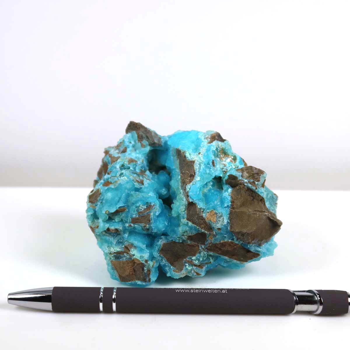 Hemimorphit Rohstein mit kräftigen türkisfarbenen Strukturen, Unikat Nr. 2, neben einem Stift zur Größenreferenz, 9x8x5 cm.