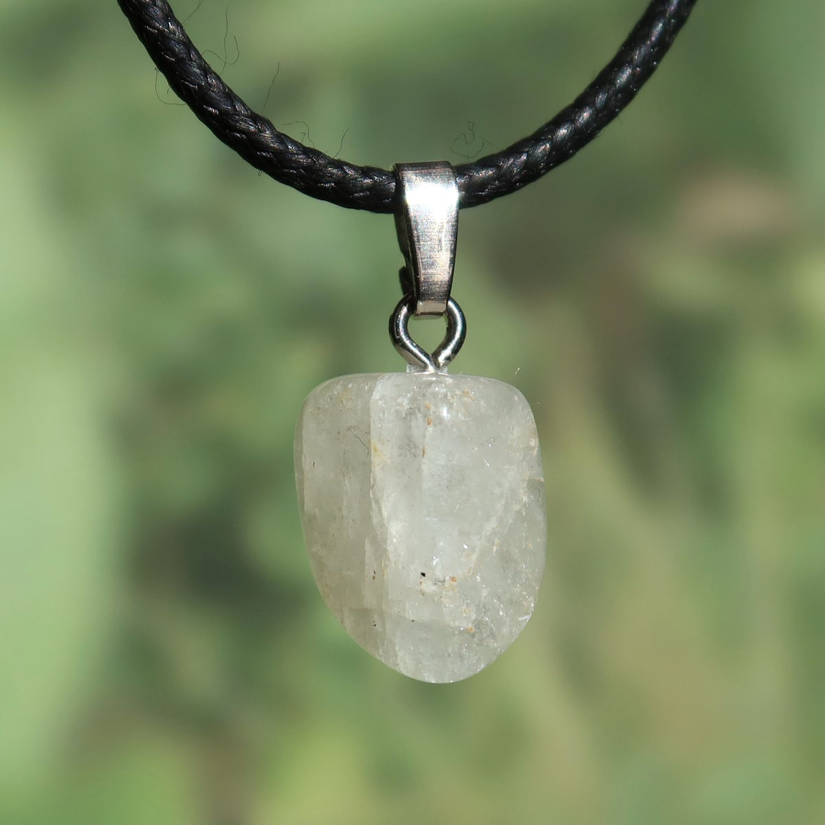 Hyalophan Anhänger - Spiritualität und Klarheit - Nr. 1 an einer schwarzen Kette, schwebende mineralische Eleganz.