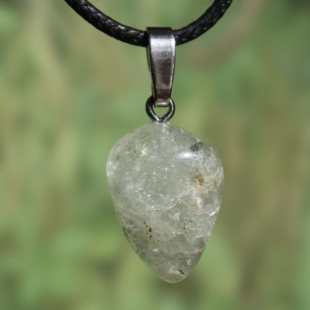 Hyalophan Anhänger - Spiritualität und Klarheit - Nr. 15, klarer Anhänger mit mineralischer Eleganz auf Lederband.