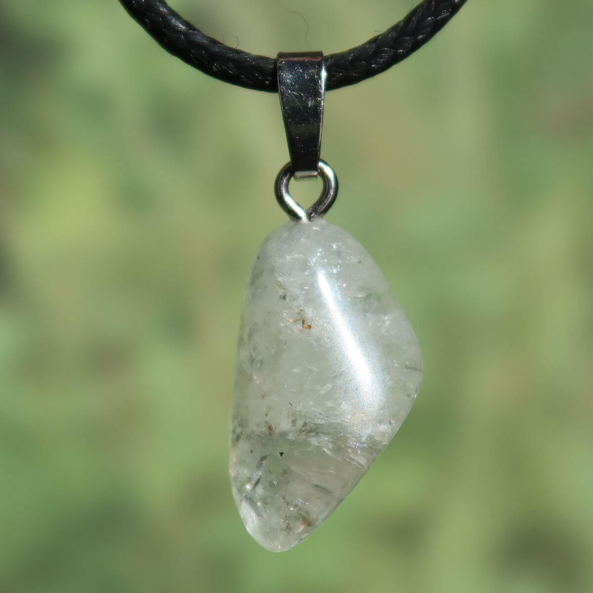Hyalophan Anhänger - Spiritualität und Klarheit - Nr. 6, klarer Anhänger mit mineralischer Eleganz auf Lederband.