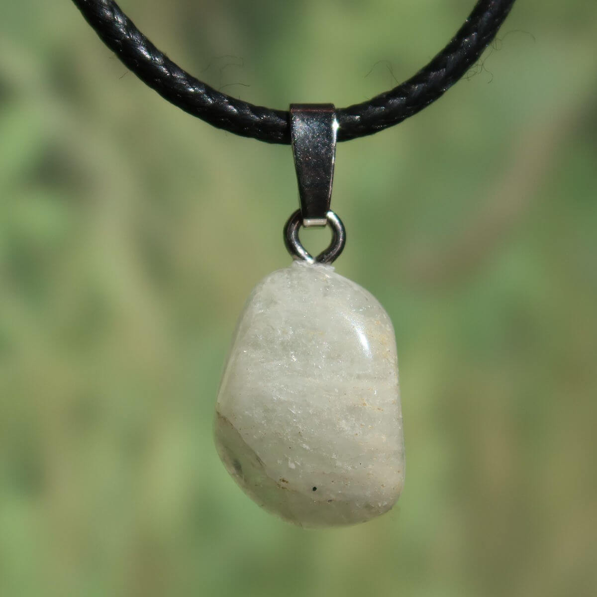 Hyalophan Anhänger - Spiritualität und Klarheit - Nr. 10 auf einem schwarzen Lederband, mineralische Eleganz.