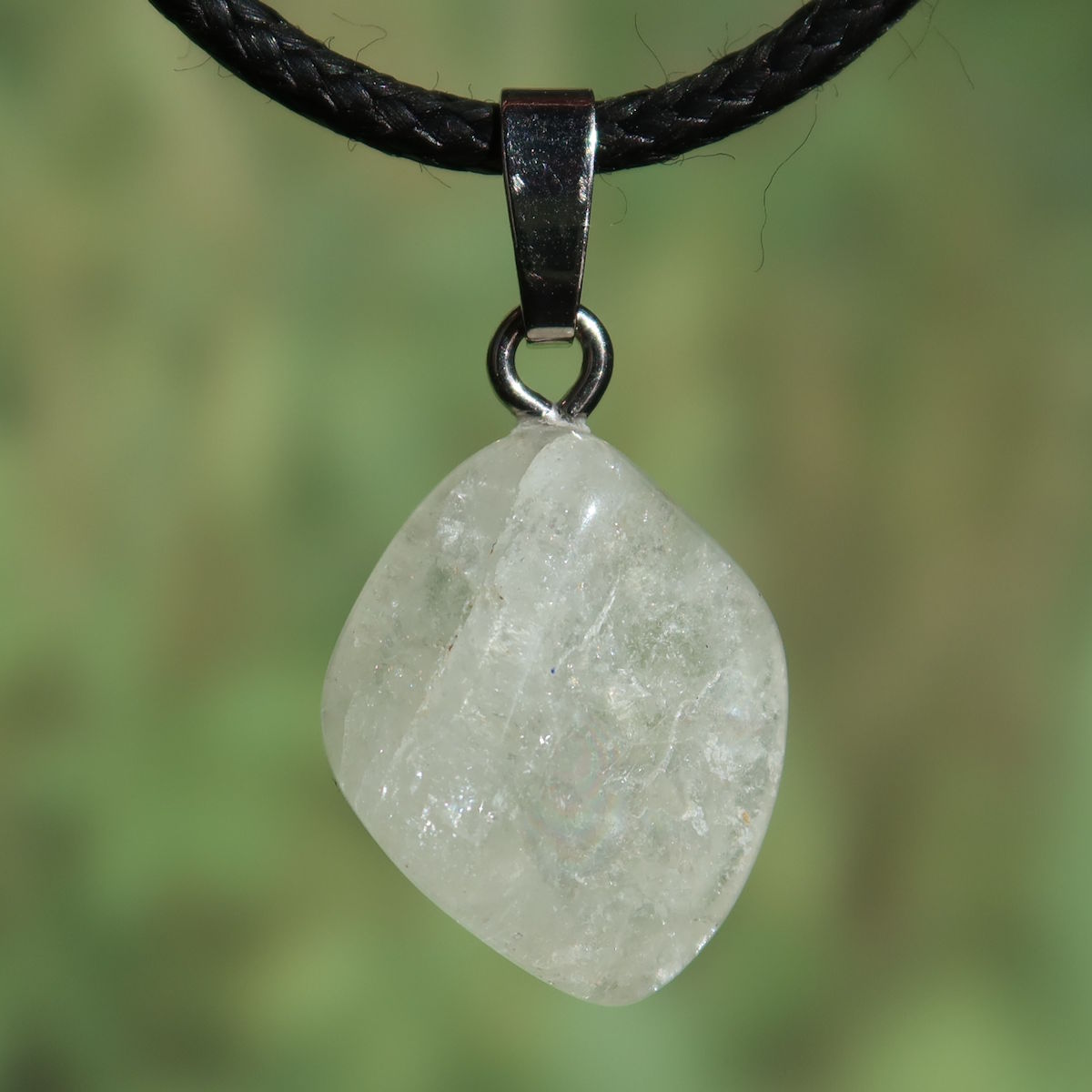 Hyalophan Anhänger - Spiritualität und Klarheit - Nr. 13, in klarer mineralischer Eleganz, an schwarze Schnur gehängt.