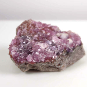 Kobalt Calcit mineral specimen in vivid pink showcasing natural crystal structure, unique raw stone from Morocco, size 7x5x4 cm.