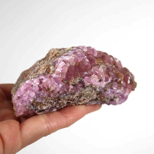 Kobalt Calcit raw stone in hand, showcasing natural pink hue and crystal structure, 9x6x4 cm, from Morocco, mineral collectors' unique piece.