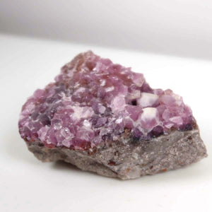 Kobalt Calcit raw stone 7x5x4 cm, vibrant pink crystal structure, natural cobalt influence, unique mineral specimen from Morocco.