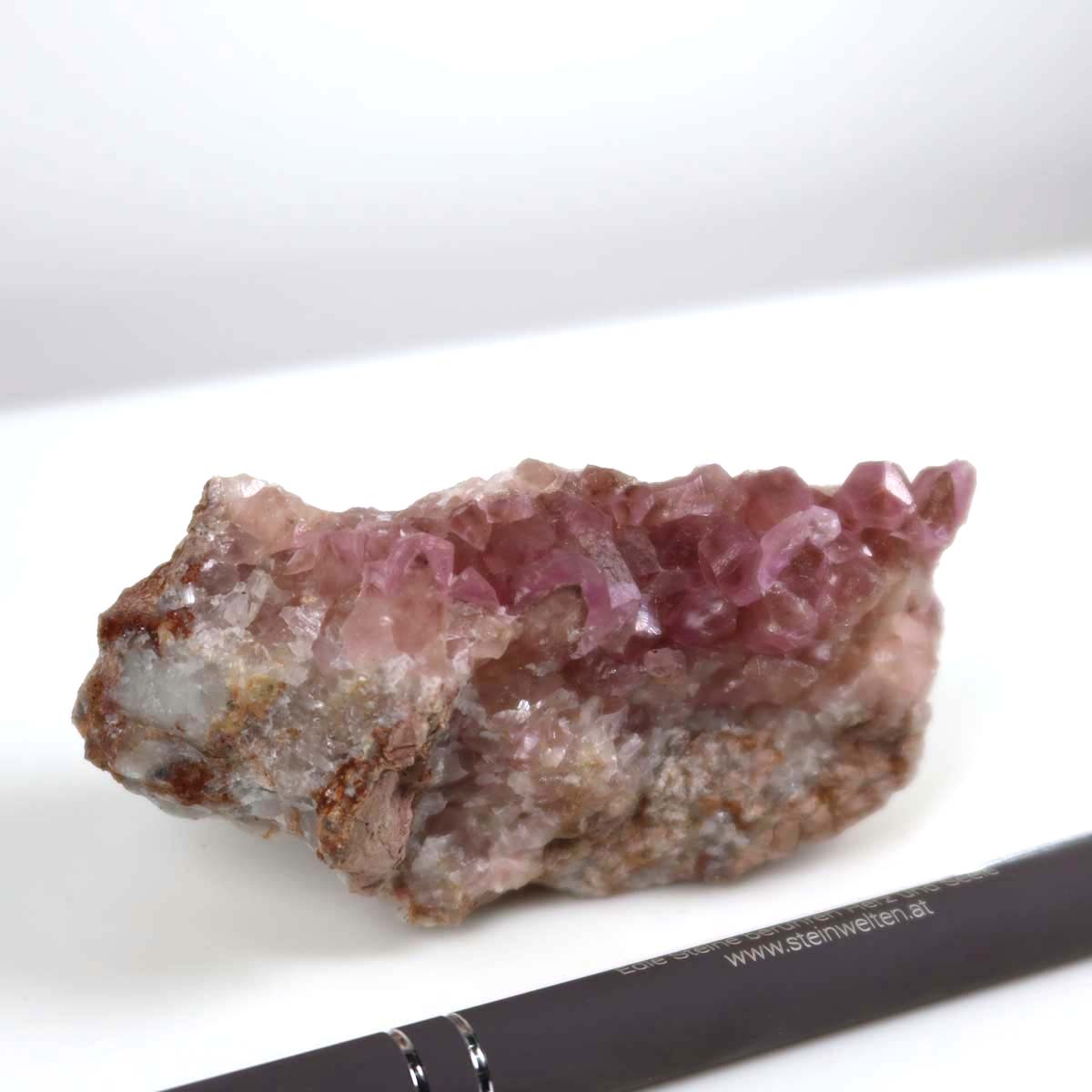 Kobalt Calcit raw mineral with unique pink crystals, 8x5x2 cm, showcasing natural cobalt influence, pen for size reference.