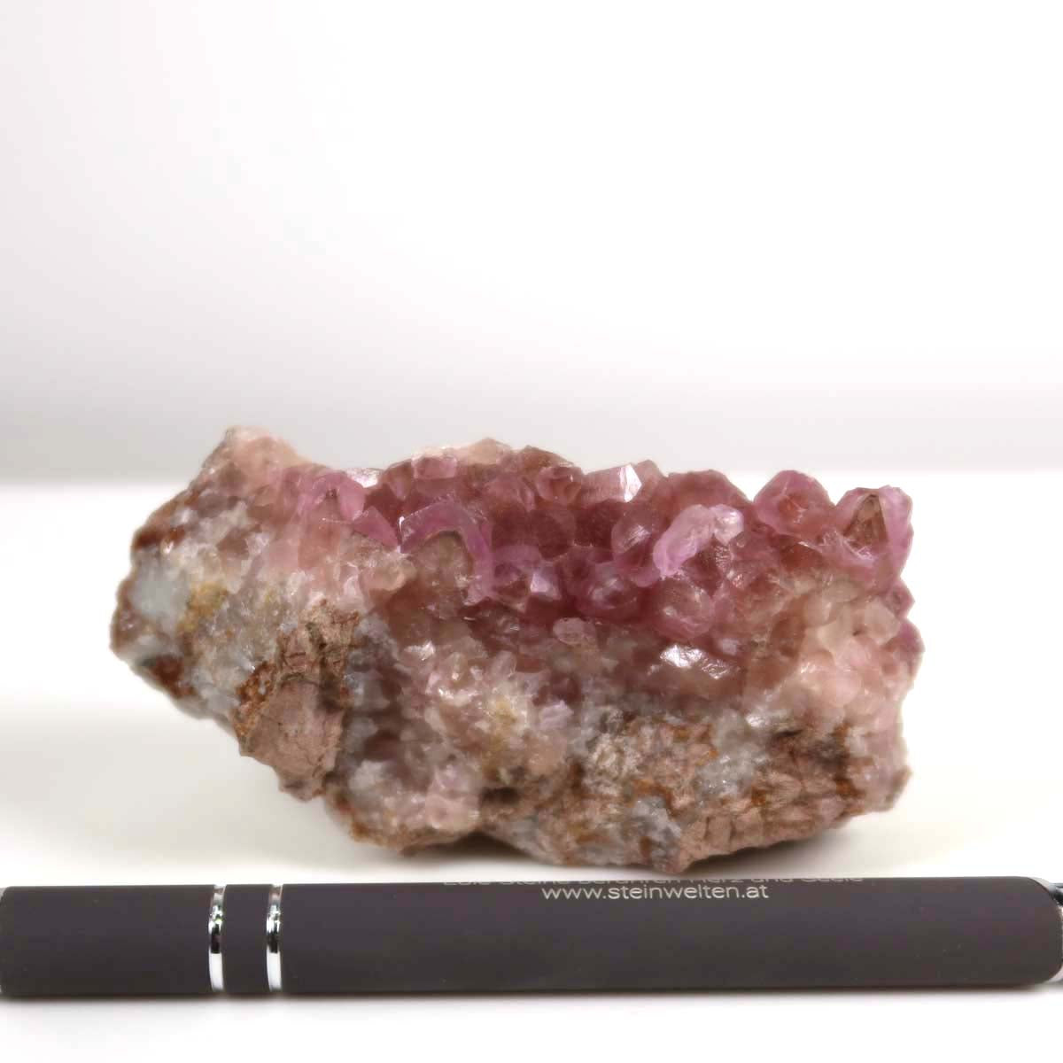 Kobalt Calcit raw mineral with unique pink crystals, 8x5x2 cm, showcasing natural cobalt influence, pen for size reference.