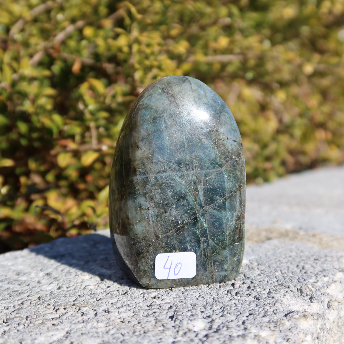 Labradorit Freiform poliert - 7x4cm - Intuition und Kreativität Nr.40 mit schimmerndem Farbspiel in der Hand gehalten