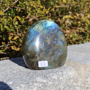 Labradorit Freiform poliert - 7x7cm - Intuition und Kreativität Nr.47 in natürlichem Licht, zeigt prächtige Labradoreszenz.