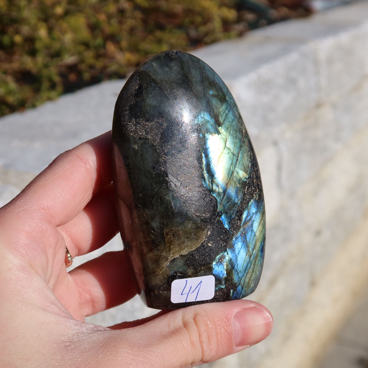 Labradorit Freiform poliert - 8x5cm - Intuition und Kreativität Nr.41, schimmernde Farben bei Sonnenlicht, Naturkunstwerk