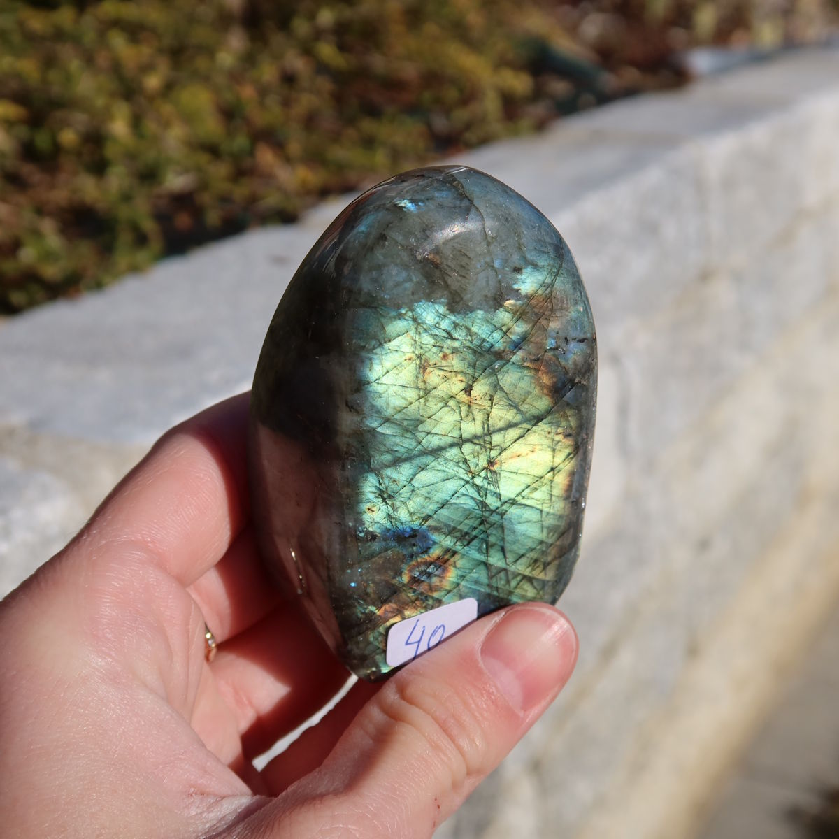 Labradorit Freiform poliert - 7x4cm - Intuition und Kreativität Nr.40 mit schimmerndem Farbspiel in der Hand gehalten