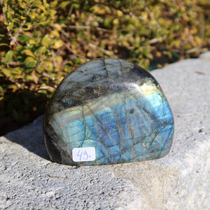 Labradorit Freiform poliert - 7x8cm - Intuition und Kreativität Nr.49 im Sonnenlicht
