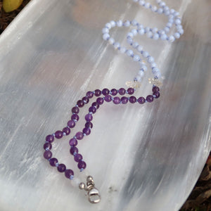 Mala Kette handgemacht mit Amethyst und anderen Edelsteinen, klare Linien und Ruhe ausstrahlend, Nr. 23