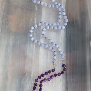 Mala Kette handgemacht mit blauen und violetten Edelsteinen, vereint Ruhe und Eleganz für meditative Momente, Nr. 23.