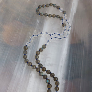 Handgemachte Mala Kette aus Labradorit und Bergkristall für Kreativität und Klarheit, Nr. 25