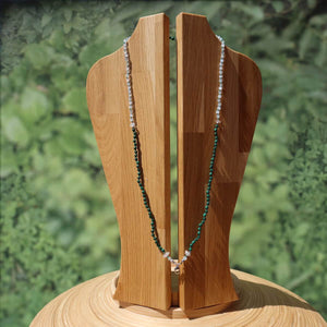 Malachit, Labradorit weiß und Herkimer Quarz Kette auf einem Holzständer, frisch und modern.