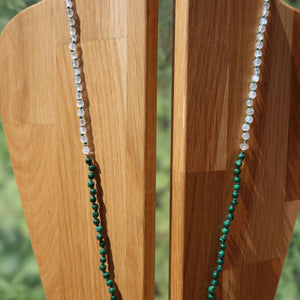 Malachit, Labradorit und Herkimer Quarz Kette auf Holzständer, frisches modernes Design.