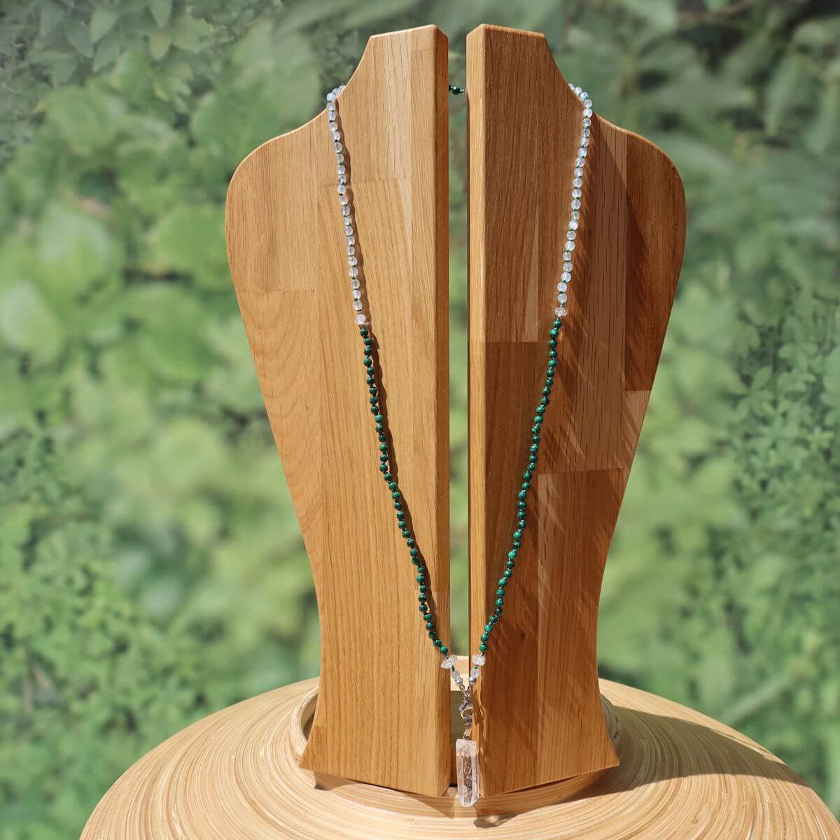 Malachit, Labradorit weiß und Herkimer Quarz Kette auf einem Holzständer, modern und vielseitig tragbar
