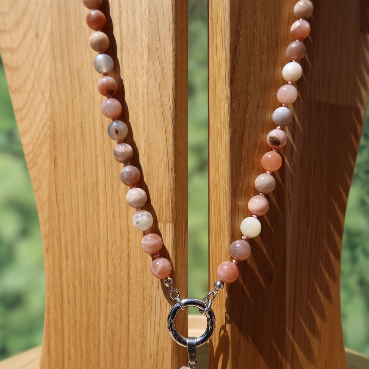 Mondstein Kette geknüpft auf Holzständer, elegant mit natürlichem Schimmer, feminin und leicht.