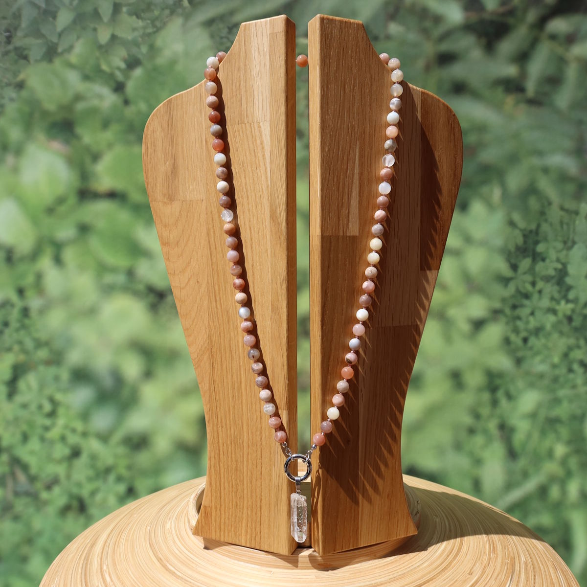 Mondstein Kette geknüpft auf Holzständer, elegant mit natürlichem Schimmer, feminin und leicht.