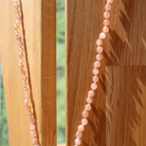 Mondstein mit Labradorit und Rudraksha Kette auf Holzuntergrund, zart und modern, für Intuition und Kraft.
