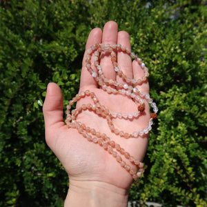 Mondstein mit Labradorit und Rudraksha Kette in Hand gehalten, strahlt Kraft und Intuition aus.