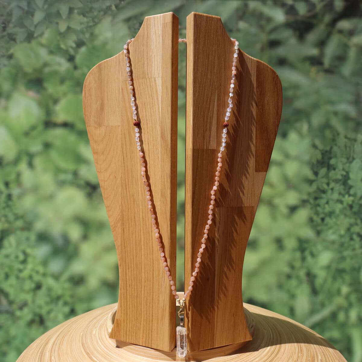 Schöne lange Kette mit Mondstein, Labradorit und Rudraksha auf Holzständer präsentiert.