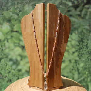 Schöne lange Kette mit Mondstein, Labradorit und Rudraksha auf Holzständer präsentiert.