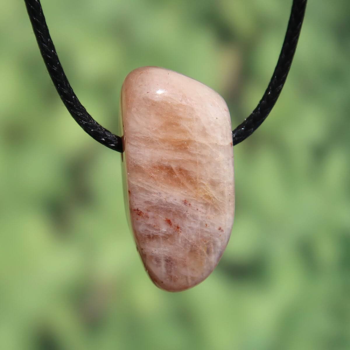 1A Qualität Mondstein weiß gebohrt - Weiblichkeit und Intuition - UNIKAT Nr. 11 in natürlichem Licht