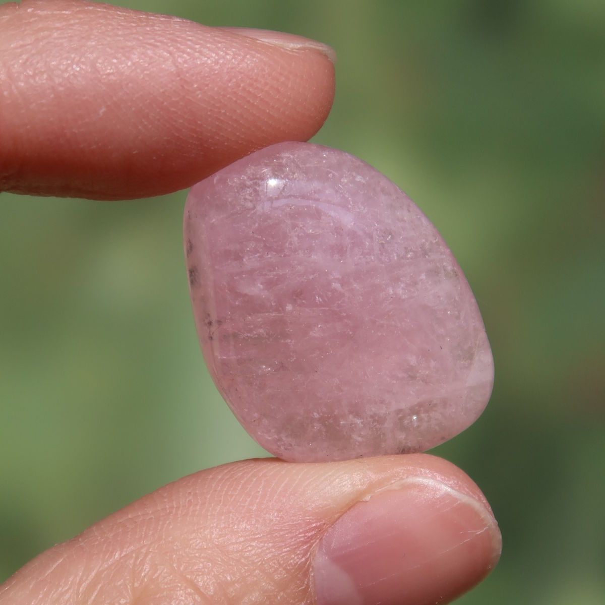 Morganit Handschmeichler - intensiv Rosa - Liebe und Harmonie - Nr. 5, zarter rosa Stein in Hand gehalten.
