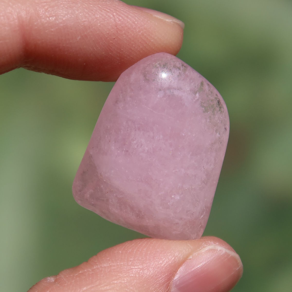 Morganit Handschmeichler - intensiv Rosa - Liebe und Harmonie - Nr. 22 in zartem Rosa, sanfte Wärme und elegante Ausstrahlung.