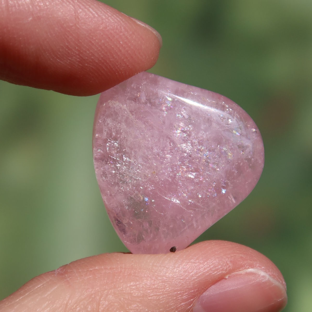 Morganit Handschmeichler - intensiv Rosa - Liebe und Harmonie - Nr. 18 in der Hand, elegant und modern, zarte Rosatöne.