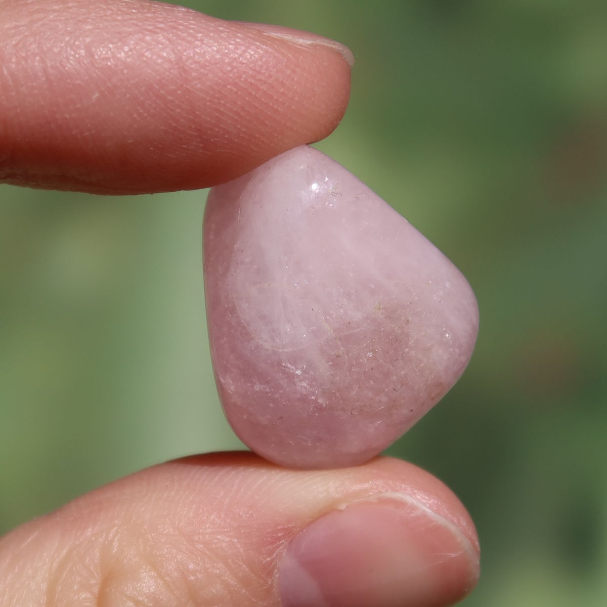Morganit Handschmeichler - intensiv Rosa - Liebe und Harmonie - Nr. 6 in sanften Rosatönen, gehalten von einer Hand.