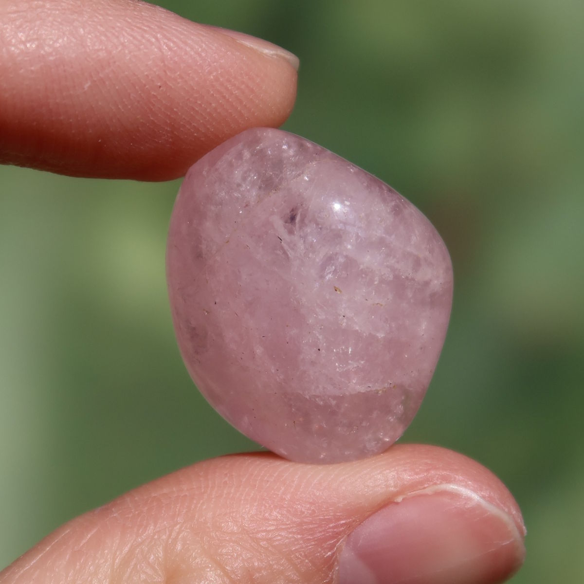 Morganit Handschmeichler - intensiv Rosa - Liebe und Harmonie - Nr. 19 in der Hand gehalten