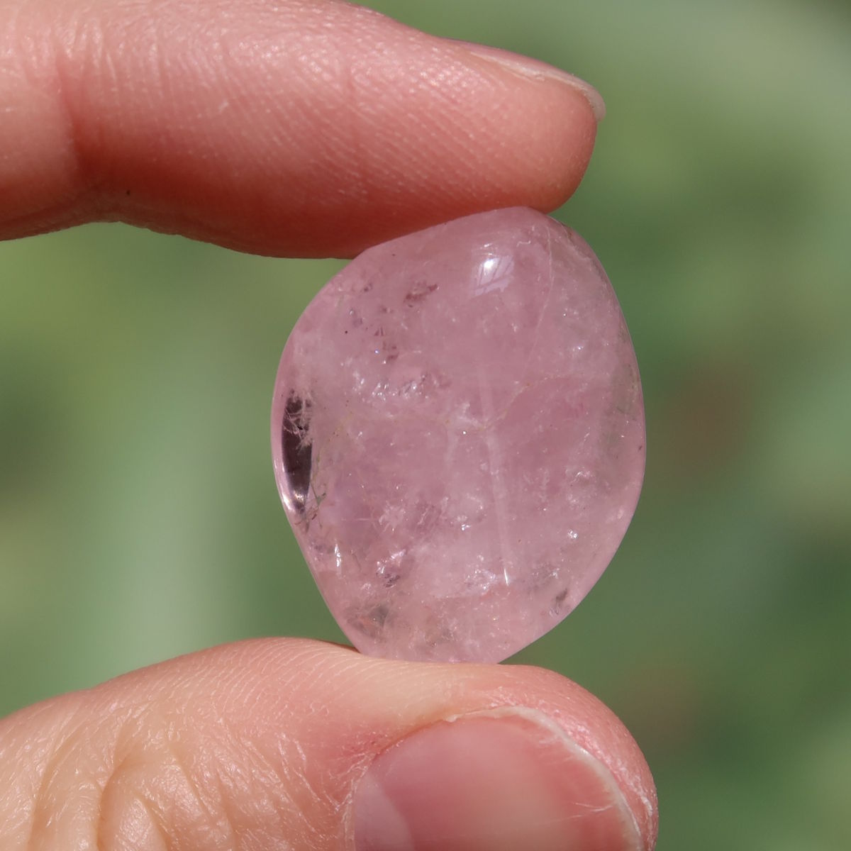 Morganit Handschmeichler - intensiv Rosa - Liebe und Harmonie - Nr. 17 in der Hand, feine Rosénuancen.