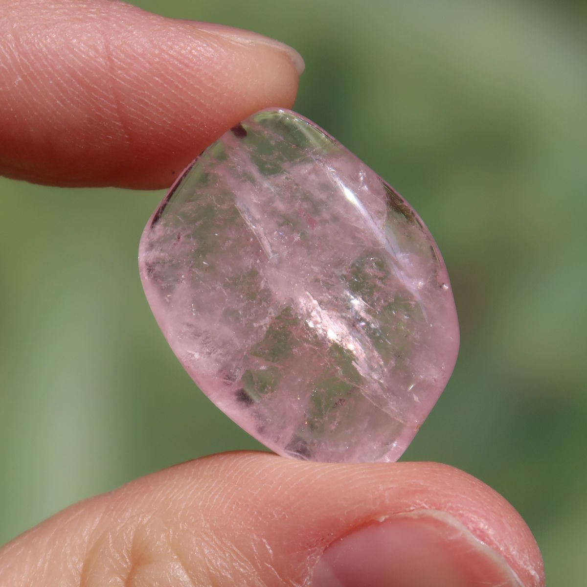 Morganit Handschmeichler - intensiv Rosa - Liebe und Harmonie - Nr. 16, feiner rosa Edelstein in Hand gehalten.