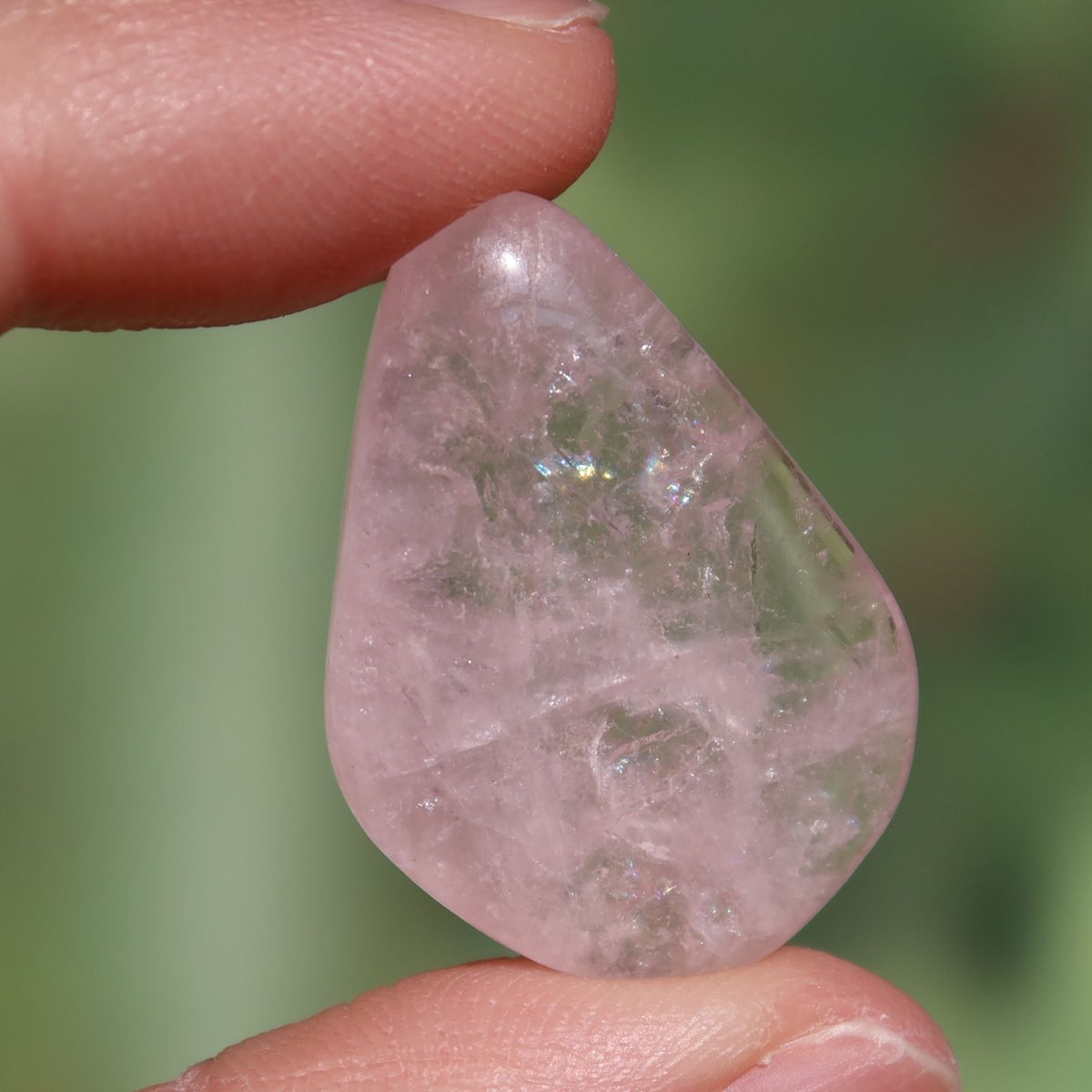 Morganit Handschmeichler - intensiv Rosa - Liebe und Harmonie - Nr. 14 in einer Hand gehalten.